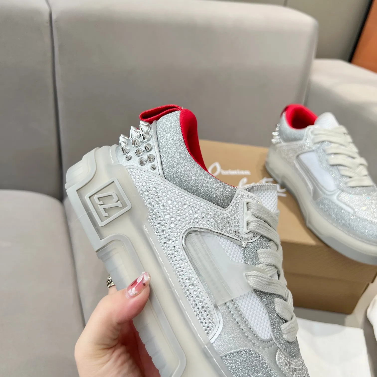 Men's shoes 💰760 🌹🌹🌹̋ Wang Junkai Yang Mi Xu Kai Zhang Jingyi Ding Chengxin Chen Muchi Wang Ziyi Same style Christian Louboutin 2024 [New product] Drill surface ASTROLOUBI lesbian thick-soled sports shoes red-soled shoes perfectly integrate fashion and sports, The fabrics are made of luxurious calfskin, soft suede, smooth satin and laminated leather, and the back is decorated with classic rivets. The interior is blended with a knitted tongue for added durability, breathability and quick-drying comfort. The outsole is made of a combination of EVA foam and imported rubber, and the colorful CL iconic letters on the side of the outsole show the brand's unique style. It is a ceiling-level comfortable skate shoe! ! ! Multiple colors available, currently women’s sizes 35-39 (40 custom made)